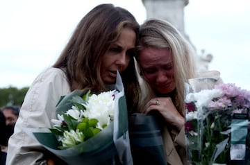 Miles de personas se han acercado al palacio de Buckingham para despedirse de la reina Isabel II.