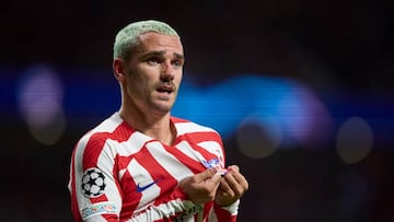 Griezmann se agarra el escudo tras marcar el 2-1 en el Atlético de Madrid-Oporto