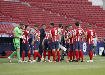 Simeone charla con los jugadores durante la pausa de hidrataci¨®n.