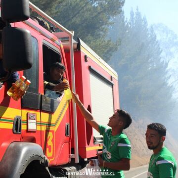 El plantel del cuadro caturro salió a la ruta, y le regaló bebidas isotónicas a los voluntarios que combaten los incendios en al región.