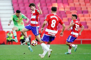 Dioni disputa un balón con Carlos Pérez.