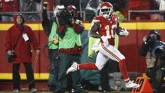 LWS102. Kansas City (United States), 25/12/2016.- Kansas City Chiefs&#039; player Tyreek Hill (R) runs the ball back for a touchdown in the first half of the NFL football game between the Denver Broncos and the Kansas City Chiefs on Christmas day at Arrowhead Stadium in Kansas City, Missouri, USA, 25 December 2016. (F&uacute;tbol, Estados Unidos) EFE/EPA/LARRY W. SMITH