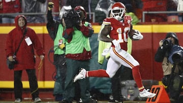 LWS102. Kansas City (United States), 25/12/2016.- Kansas City Chiefs' player Tyreek Hill (R) runs the ball back for a touchdown in the first half of the NFL football game between the Denver Broncos and the Kansas City Chiefs on Christmas day at Arrowhead Stadium in Kansas City, Missouri, USA, 25 December 2016. (Fútbol, Estados Unidos) EFE/EPA/LARRY W. SMITH