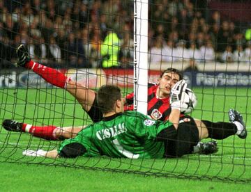 Casillas selló la Novena en Glasgow.
La volea de Zidane puso el 2-1, pero el Bayer apretó, César se lesionó en el 68’ y Casillas, suplente en Glasgow, tuvo que salir. Con tres paradas magníficas en 55 segundos echó el candado a la Novena. El destino de Ik
