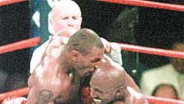 <b>HISTÓRICO. </b>Holyfield y Tyson en su más famoso enfrentamiento.