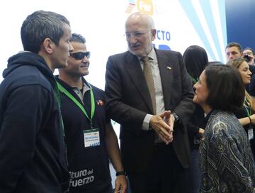 Juan Roig, con Elena Tejedor, Sugoi y David Casinos.