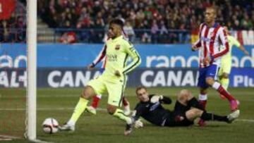 EL TERCERO EN EL CALDERÓN. Neymar se aprovechó de su calidad y del entendimiento con Messi para conseguir marcar dos veces.