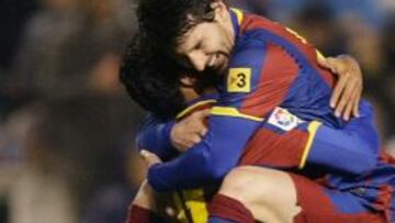 <b>GENIAL. </b>Messi celebró el golazo que hizo de falta abrazándose con efusividad con el brasileño Adriano.