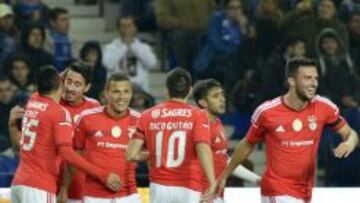 Los jugadores del Benfica celebran uno de los goles de Lima.