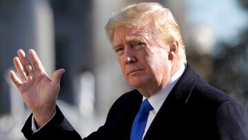 El presidente de Estados Unidos, Donald Trump, saluda mientras camina por el jard&iacute;n sur de la Casa Blanca a su regreso a Washington desde Camp David, Estados Unidos, 29 de noviembre de 2020.