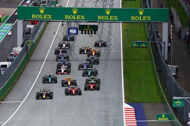 Max Verstappen comienza la escapada. Ha metido otras tres décimas a Charles Leclerc en el último paso por línea de meta y ya le saca prácticamente dos segundos. Carlos Sainz sigue muy cerca del monegasco.