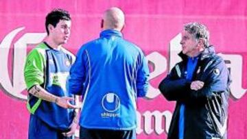 <b>ES BAJA. </b>Marqués charló ayer con Manolo González y Di Blasi.