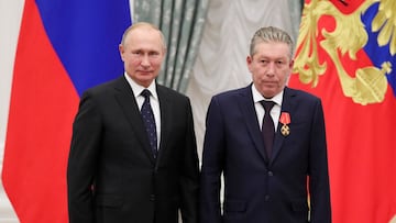 Russia's President Vladimir Putin (L) and Chairman of the Board of Directors of Oil Company Lukoil Ravil Maganov (R) pose for a photo during an awarding ceremony at the Kremlin in Moscow on November 21, 2019. - Russian oil producer Lukoil said on September 1, 2022 its chairman Ravil Maganov had died following a "serious illness", after Russian media cited sources saying the 67-year-old died after falling out of a hospital window. (Photo by Mikhail KLIMENTYEV / SPUTNIK / AFP)