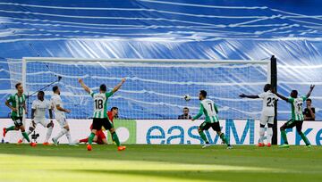 Real Madrid 1-1 Real betis | Duró poco la alegría en el Santiago Bernabéu. Saque directo de Álex Moreno a Borja Iglesias, que se la dejó de cara a Canales, que con su pierna derecha, se sacó un disparo para superar a Courtois y conseguir el tanto del empate.