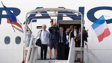 BOR129. Roissy En France (France), 16/07/2018.- France's goalkeeper Hugo Lloris lifts the World Cup trophy as he arrives by plane with the team at Roissy Charles de Gaulle international airport near Paris, France, 16 July 2018. France won 4-2 the FIF