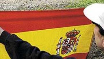 <b>FANS HASTA EN GRECIA.</B> Sainz pudo ver de reojo una bandera española en las cunetas. La llevaba una aficionada y no era la única. Hay mucha presencia nacional.