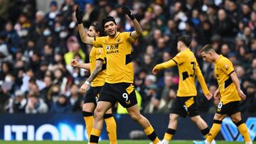 Ra&uacute;l Jim&eacute;nez, jugador de los Wolves, durante el partido contra el Tottenham.