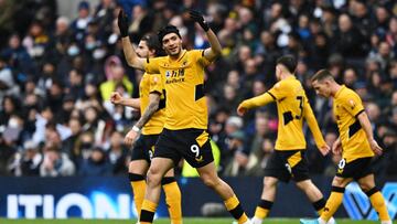 Raúl Jiménez, jugador de los Wolves, durante el partido contra el Tottenham.