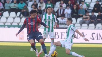 Isaac entra a Vilarrasa ante la mirada de Carracedo