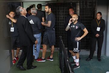 La CONMEBOL decidió aplazar un día la final después del apedreamiento del bus de Boca por parte de los hinchas de River. 