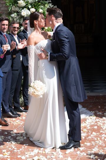 Andrea Martínez y Kepa Arrizabalaga salen de la iglesia ya convertidos en marido y mujer.