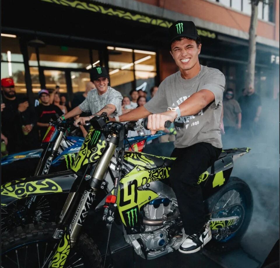 Lando Norris, sobre una moto.