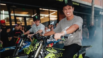 Lando Norris, sobre una moto.