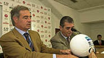 Txetxu Rojo, junto al presidente del Zaragoza, Alfonso Soláns.