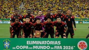 AME1064. BRASILIA (BRASIL), 20/03/2025.- Los jugadores de Colombia se forman este jueves, en un partido de las eliminatorias sudamericanas al Mundial de 2026 entre las selecciones de Brasil y Colombia, en el estadio Arena BRB Mané Garrincha, en Brasilia (Brasil). EFE/ Andre Coelho