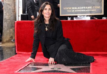 La actriz Courteney Cox posa durante la ceremonia de inauguración de su estrella en el Paseo de la Fama de Hollywood en Los Ángeles, California.