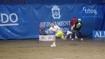 El tenista argentino Diego Schwartzman compite durante el Torneo BDO de Tenis Playa de Luanco.