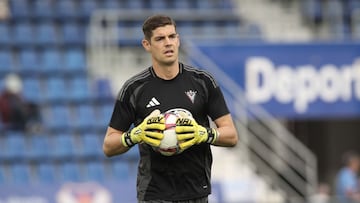 Raúl Fernández durante el calentamiento antes del duelo contra el Tenerife.