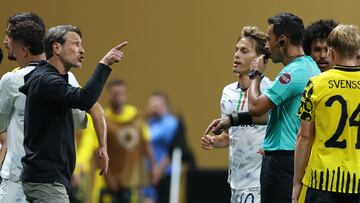 Borussia Dortmund's Croatian head coach Niko Kovac argues with Argentine referee Facundo Tello during the FIFA Club World Cup 2025 round of 16 football match between Germany's Borussia Dortmund and Mexico's Monterrey at the Mercedes-Benz Stadium in Atlanta on July 1, 2025. (Photo by CHARLY TRIBALLEAU / AFP)