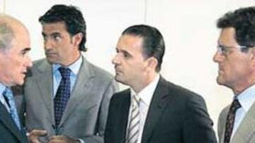 Ramón Calderón junto a Michel, Mijatovic y Capello.