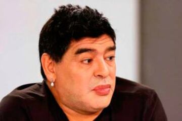La última postal del Diego: Con un arete de mujer, y los labios pintados de rojo.