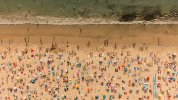 Imagen aérea de la playa de Patos, a 22 de agosto de 2023, en Nigrán, Pontevedra, Galicia (España). La Xunta activó ayer, 21 de agosto, la alerta por un episodio de calor esta semana, que se corresponde con la cuarta ola de calor del verano en España. En la zona de la costa de Pontevedra hay hoy alerta naranja.
22 AGOSTO 2023;EFECTOS;CALOR;OLA;ALERTA;NARANJA;PLAYA
Agostime / Europa Press
22/08/2023