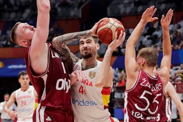 Juancho Hernangomez pelea la entrada a canasta ante la defensa de Rolands Smits y Arturs Zagars.