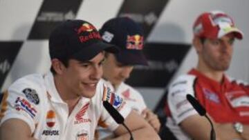 CON LA SONRISA PUESTA. M&aacute;rquez, en plena rueda de prensa con la que ayer se abri&oacute; el GP de Qatar. Junto a &eacute;l, Pedrosa y Crutchlow.
 