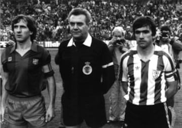 Fue en 1984, el Athletic dirigido por Javier Clemente buscaba el doblete frente al Barcelona de Maradona después de haber conseguido su segundo título de liga consecutivo.
Tente Sánchez capitán del Barcelona, Ángel Franco árbitro del encuentro y Dani capitán del Athletic