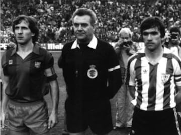 Fue en 1984, el Athletic dirigido por Javier Clemente buscaba el doblete frente al Barcelona de Maradona después de haber conseguido su segundo título de liga consecutivo.
Tente Sánchez capitán del Barcelona, Ángel Franco árbitro del encuentro y Dani capitán del Athletic