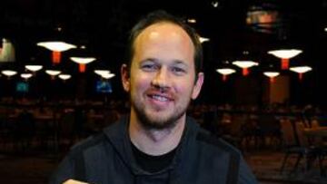 Monnette posa sonriente con su nuevo brazalete y 278.144$