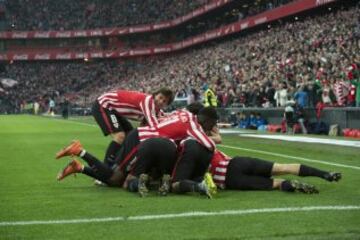Los jugadores del Athletic celebran el 2-1 de De Marcos.