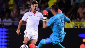 Sevilla&#039;s Argentinian forward Luciano Vietto (L) vies with Villarreal&#039;s goalkeeper Sergio Asenjo during the Spanish league football match Villarreal CF vs Sevilla FC  at El Madrigal stadium in Vila-real on August 28, 2016. / AFP PHOTO / JOSE JORDAN