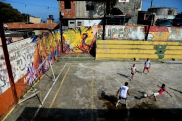 Varios jovenes jugando en una Favela de Rio de Janeiro, Brasil