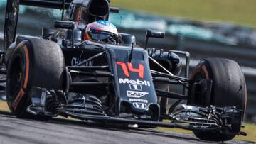 Alonso con el McLaren en Sepang.