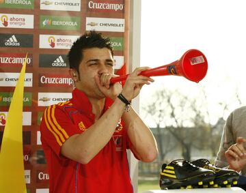 David Villa se estaba convirtiendo, con sus goles, en una de las grandes sensaciones del Mundial. Pero el delantero asturiano no quería frenarse. “Sin el Mundial es como si no hubiéramos hecho nada. Estar en la final es nuestro objetivo, y ha sido por jugar al límite. Eso nos ha hecho estar más concentrados y más juntos como grupo. Nunca perdimos la confianza”, explicaba en una entrevista concedida a Telecinco. 