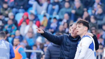 Pau Sans recibe las últimas indicaciones de Escribá antes de su debut.