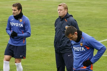 Koeman, con Baraja y Marchena en un entrenamiento con el Valencia.