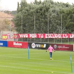 El Frente exhibió una pancarta por el escudo en el entrenamiento