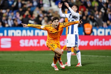 2-3. Gonzalo celebra el tercer gol que marca en el minuto 92 de  partido.